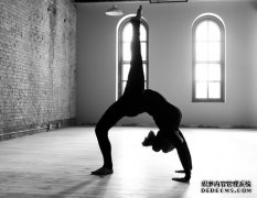 瑜伽教练培训之后弯体式之轮式进阶练习